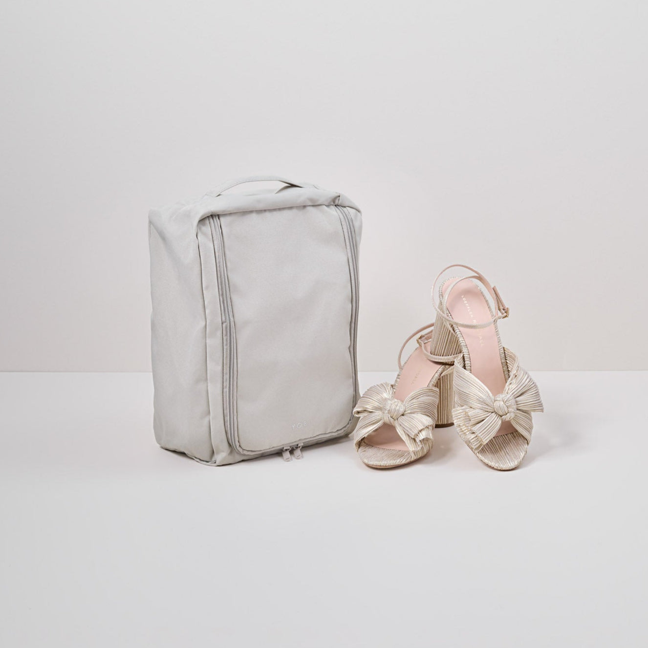 Light grey shoe bag with 4 internal pockets